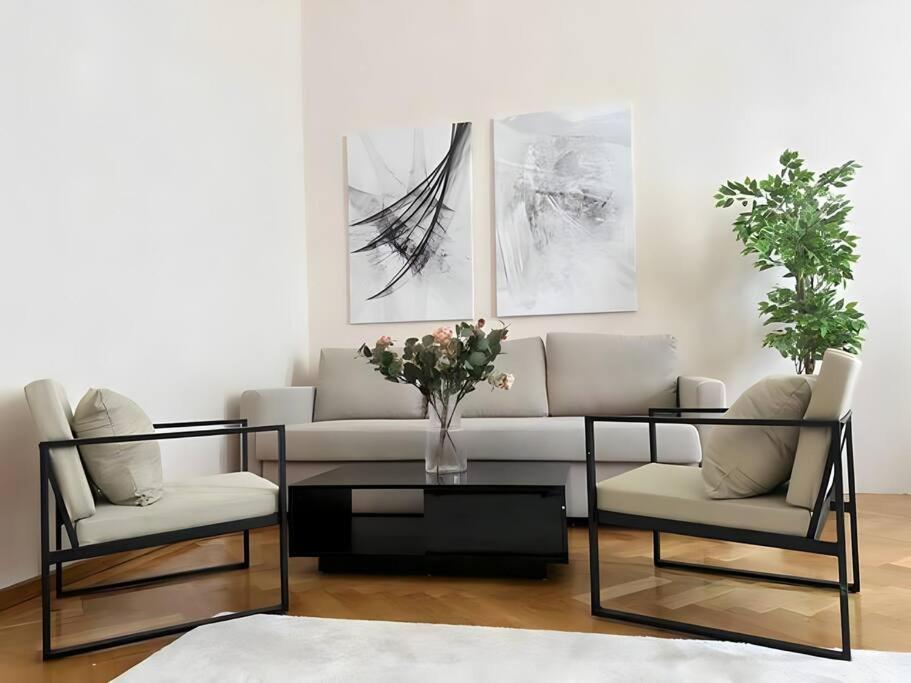 Apartment At Belvedere, Location Close To U1 Wien